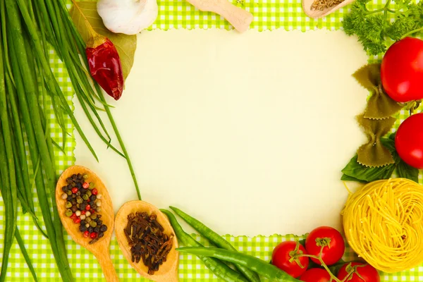 Kağıt, yemek tarifleri, sebze ve yeşil zemin üzerine baharat — Stok fotoğraf