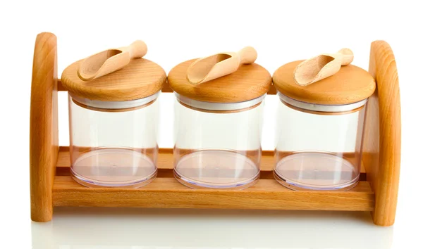 Frascos de vidrio vacíos para especias con cucharas en estante de madera aislado en blanco — Foto de Stock