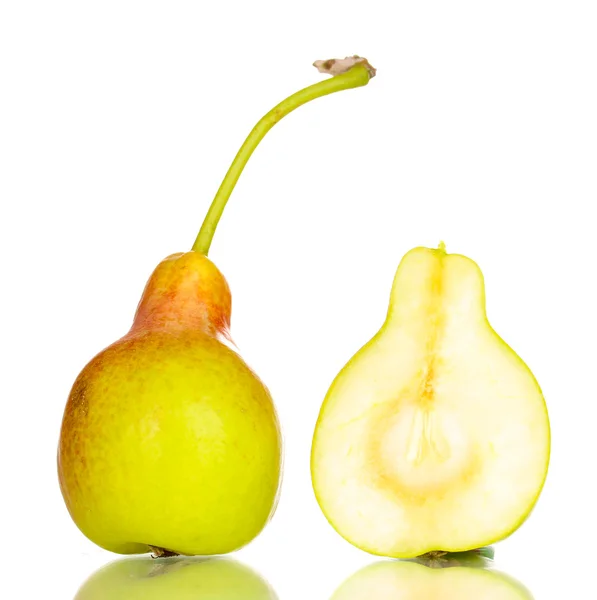 Mogna päron och hälften isolerade på vit — Stockfoto