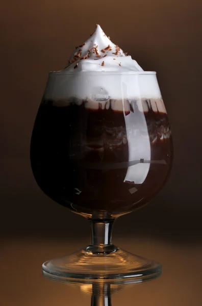 Glas Kaffee-Cocktail auf braunem Hintergrund — Stockfoto