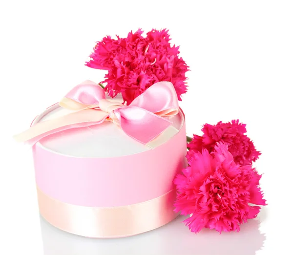 Beautirul 粉红色礼物和牡丹花朵上白色隔离 — 图库照片