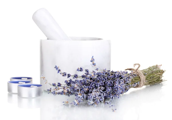 Lavendelblüten mit Mörser und Kerzen isoliert auf weiß — Stockfoto