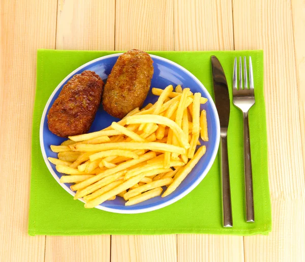 나무 배경 클로즈업에 접시에 햄버거와 감자 튀김 — 스톡 사진