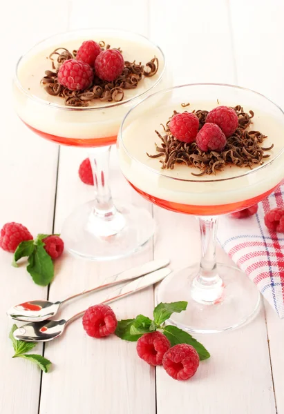 Фруктовое желе с ягодами в стаканах на деревянном столе — стоковое фото