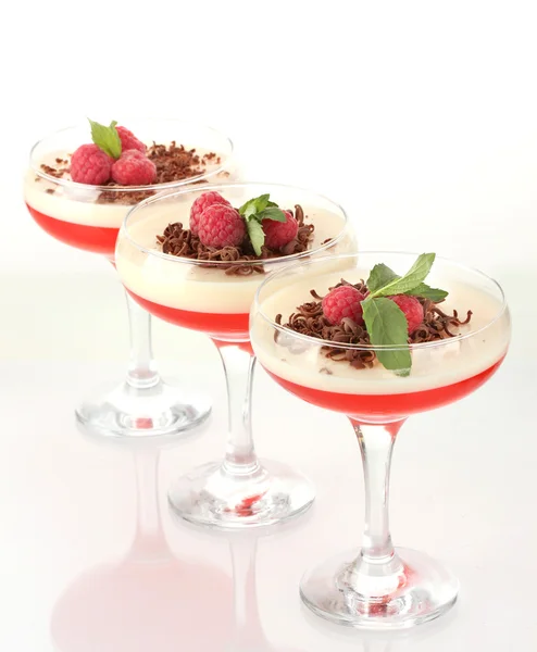 Jalea de frutas con chocolate y frambuesas en vasos aislados en blanco — Foto de Stock