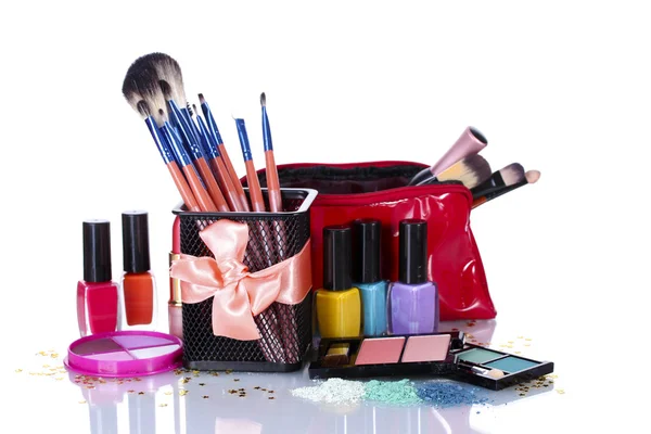 Make-up borstels in houder en cosmetica geïsoleerd op wit — Stockfoto