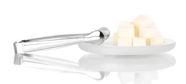 Cubes de sucre dans une soucoupe isolée sur blanc — Photo