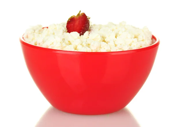 Cottage cheese in red bowl with strawberry isolated on white — Stock Photo, Image