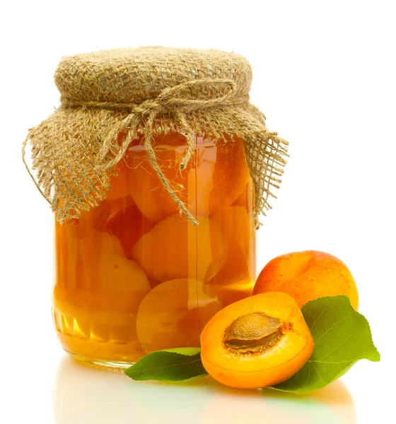 在白色上孤立 jar 和甜杏罐头的杏 — 图库照片