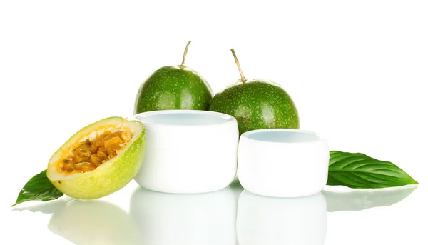 Frutto della passione verde con crema cosmetica isolata su sfondo bianco primo piano — Foto Stock