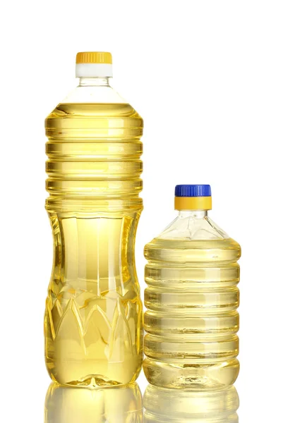 Aceite de girasol en botellas de plástico aisladas sobre fondo blanco —  Fotos de Stock
