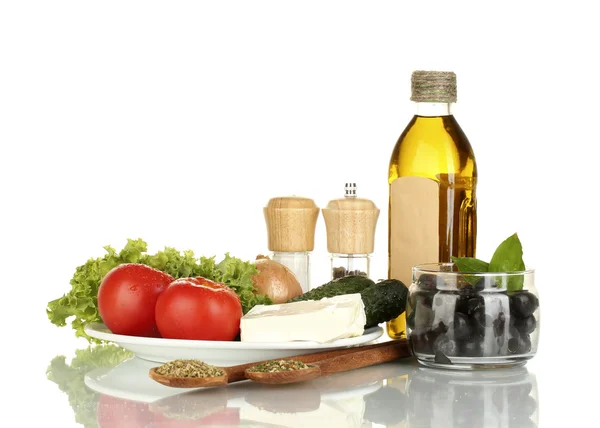 Ingredientes para uma salada grega isolada em fundo branco — Fotografia de Stock