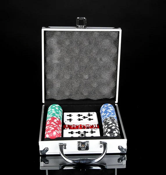 Pokerset in Metallgehäuse isoliert auf schwarzem Hintergrund — Stockfoto