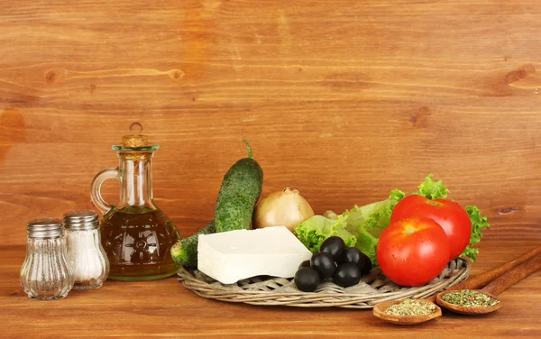 Ingredientes para una ensalada griega sobre fondo de madera de cerca — Foto de Stock