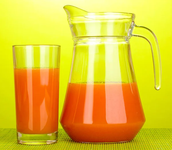 葡萄柚汁对竹凉席绿色背景 — 图库照片