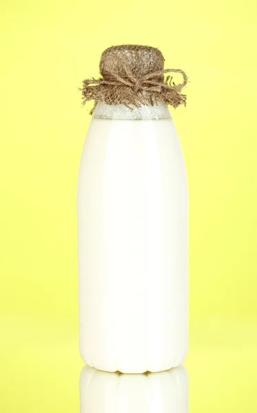 Bottiglia di latte su fondo giallo primo piano — Foto Stock