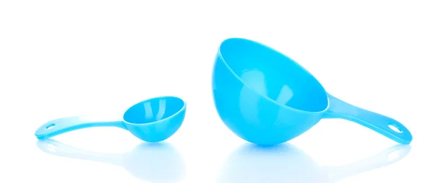 Cucchiai dosatori blu isolati su bianco — Foto Stock