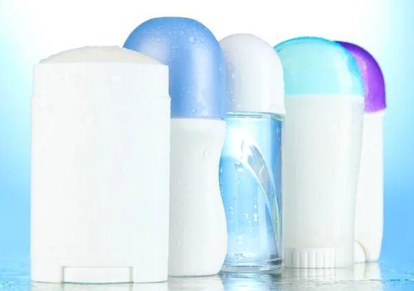 Deodorant op blauwe achtergrond — Stockfoto