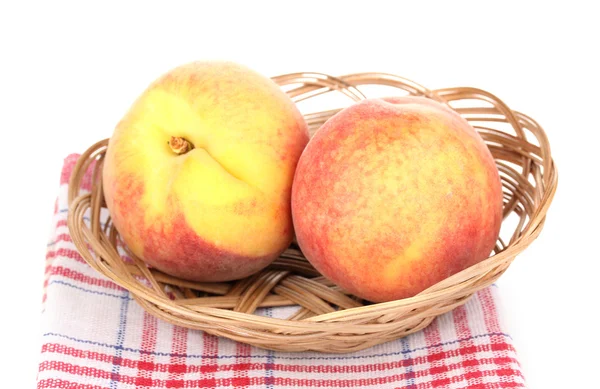 成熟的桃子在篮子上白色隔离 — 图库照片