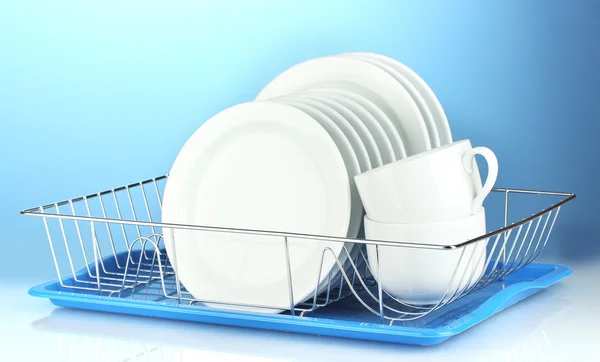 Чистая посуда на синем фоне — стоковое фото