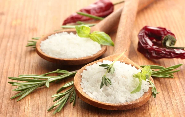 Salt i skedar med örter och grönsaker isolerad på vit — Stockfoto