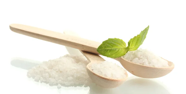 Salt i skedar med färsk basilika isolerad på vit — Stockfoto
