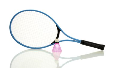 badminton raketi ve mekik horozu beyazda izole edilmiş.