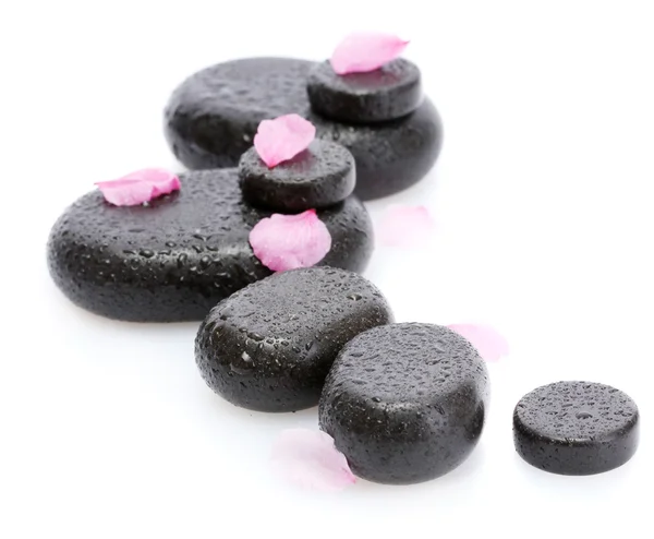 Wellness-Steine mit Tropfen und rosa Blütenblättern isoliert auf weiß — Stockfoto