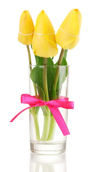 Schöne Tulpen in der Vase isoliert auf weiß — Stockfoto