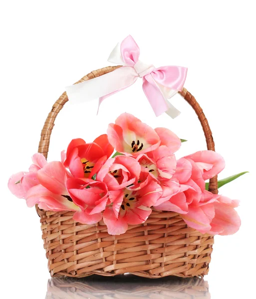 Vacker rosa tulpaner i korg isolerad på vit — Stockfoto