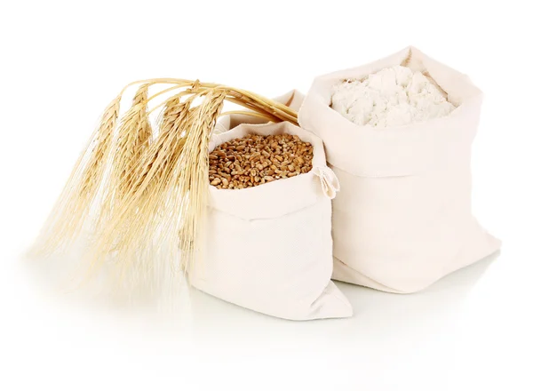 Un ve buğday tahıl üzerine beyaz izole — Stok fotoğraf