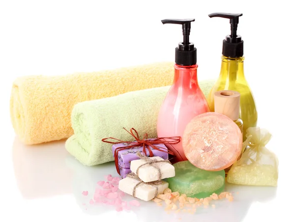 Bottiglie, saponi, sale marino e asciugamani isolati su bianco — Foto Stock