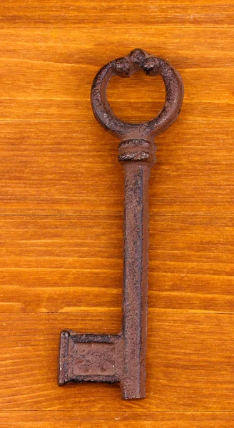 木制背景上的古董钥匙 — 图库照片