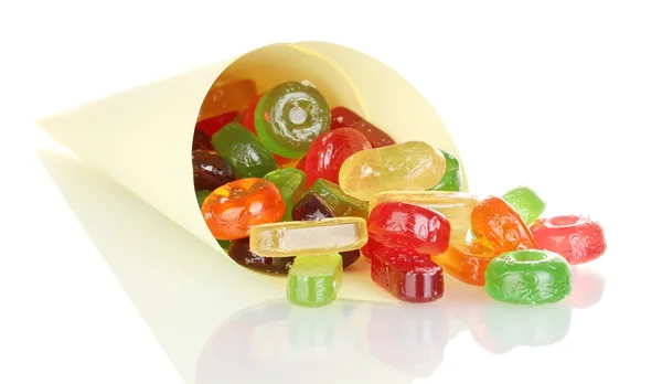 Sabrosos caramelos coloridos en bolsa brillante aislado en blanco — Foto de Stock