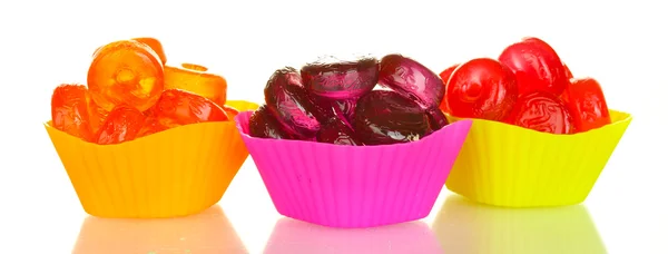 Вкусные красочные конфеты на белом фоне — стоковое фото
