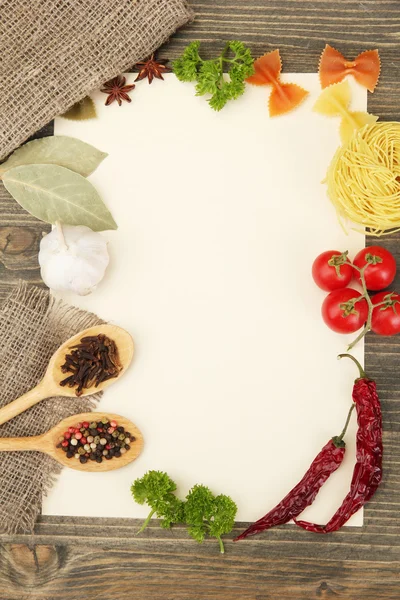 Papír receptek zöldség és fűszerek, a fából készült asztal — Stock Fotó