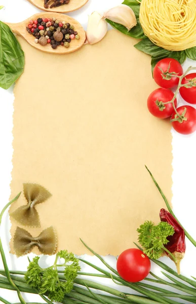 Papel de receitas, verduras e temperos, isolado em branco — Fotografia de Stock