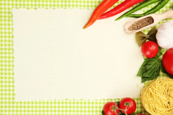 Χαρτί για συνταγές, λαχανικά και μπαχαρικά σε φόντο πράσινο — Φωτογραφία Αρχείου