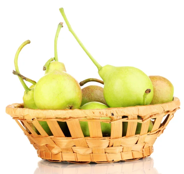Mogna päron i korg isolerad på vit — Stockfoto