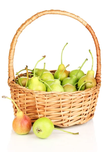 Rijpe peren in mand geïsoleerd op wit — Stockfoto