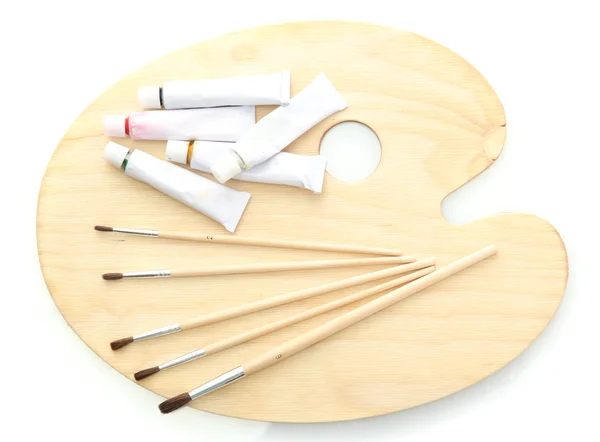 Paleta de arte de madera, tubos con pintura y pinceles aislados en blanco — Foto de Stock