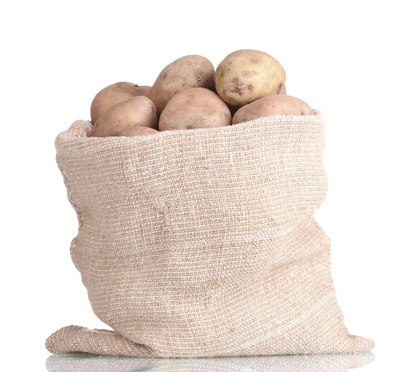 Pommes de terre fraîches dans le sac isolé sur blanc — Photo