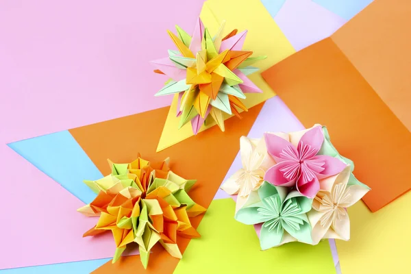 Colorido origami kusudamas sobre fondo de papel brillante —  Fotos de Stock