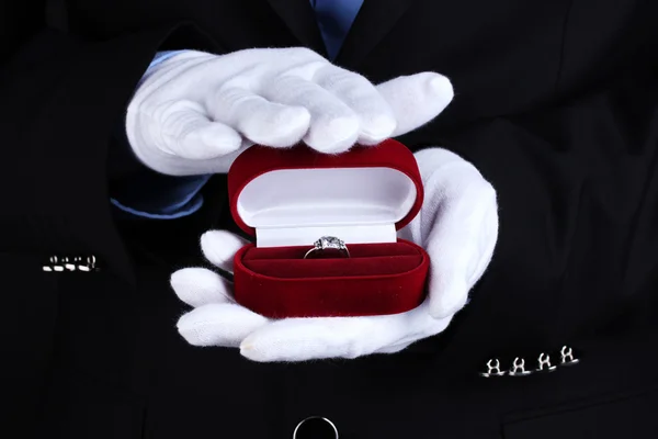 Le mani dell'uomo che tengono l'anello nella scatola — Foto Stock