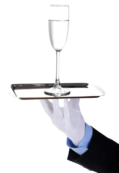 Официант с стаканом воды на серебряном подносе, изолированном на белом — стоковое фото