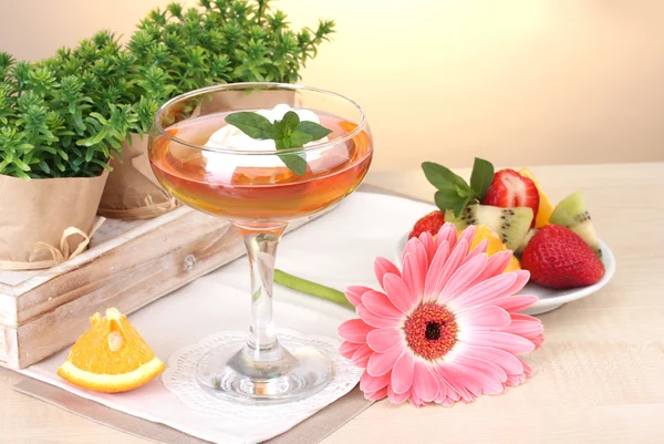 Fruchtgelee im Glas und Früchte auf dem Tisch im Café — Stockfoto