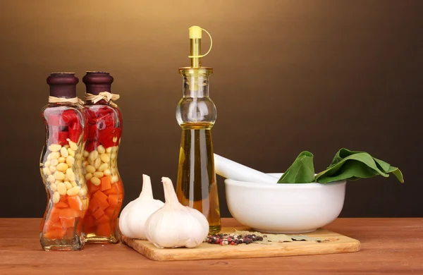 Набор ингредиентов и специй для приготовления пищи на деревянном столе на коричневом фоне — стоковое фото