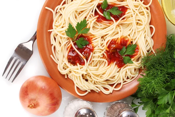 Komposition der köstlichen Spaghetti mit Tomatensauce und Petersilie auf weißem Hintergrund Nahaufnahme — Stockfoto