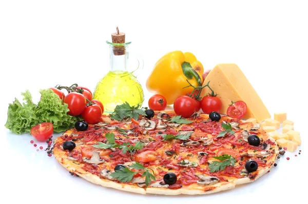 स्वादिष्ट पिज्जा और सब्जियां सफेद पर अलग — स्टॉक फ़ोटो, इमेज