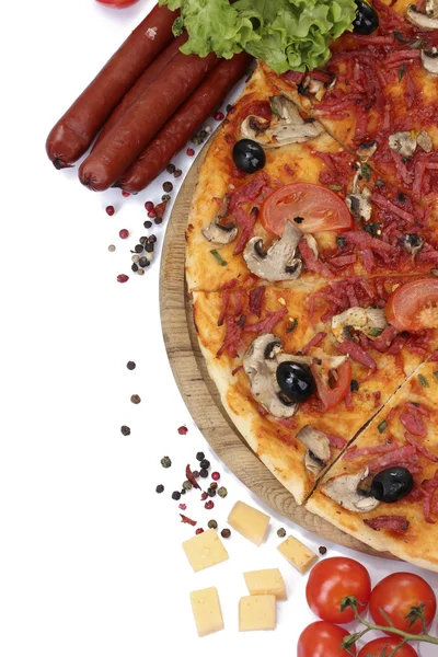 Güzel pizza, sebze ve üzerinde beyaz izole salam — Stok fotoğraf